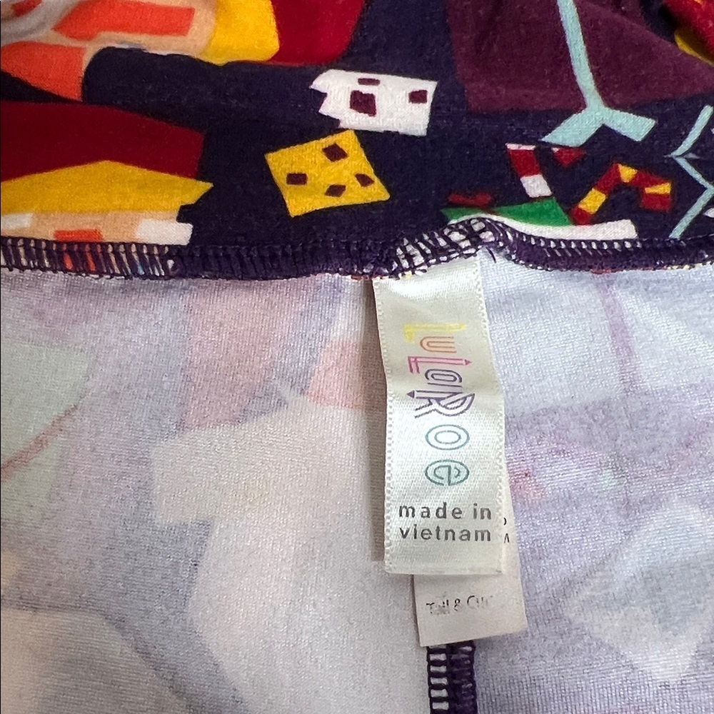 🛍️ 4 for $25 LuLaRoe 🎅🎁 Tall & Curvy Holiday Leggings – Santa & Presents - Picture 3 of 4